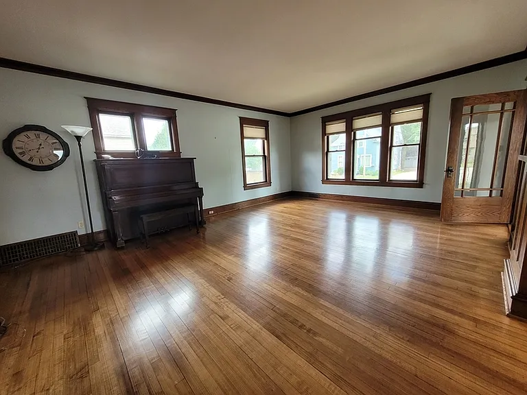 1009 N Oneida St — Photo 7