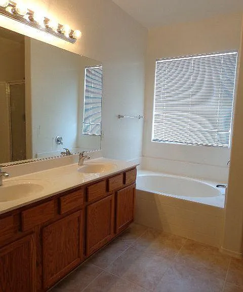 4043 S Vineyard Ave — Photo 8