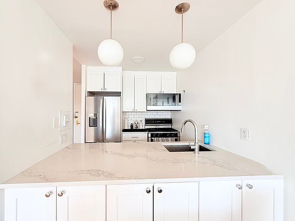 5th image of 415 E 37th St APT 14B