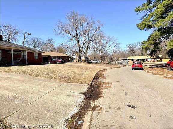 3rd image of 210 Roberts Loop