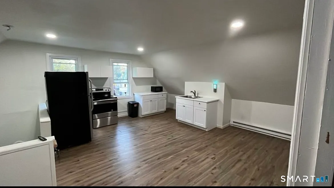 2 bed, 1.0 bath, 1100 sqft, $1,700 — Photo 1