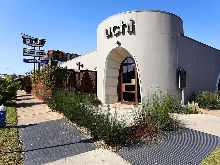 Souranded by many restaurant options nearby as well as bars.