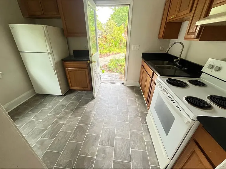 120 Brookland Cir — Photo 3
