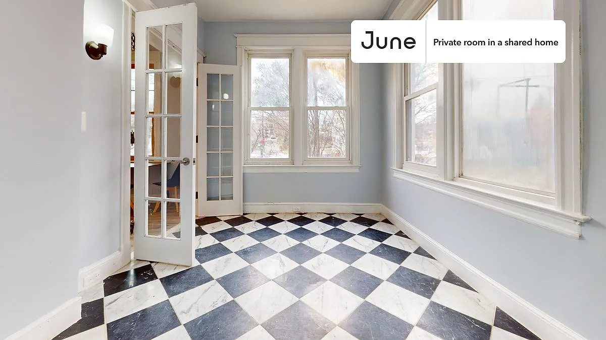 Queen bedroom in 7 bed/6 bath home in Dupont Park #1811 C — Photo 4