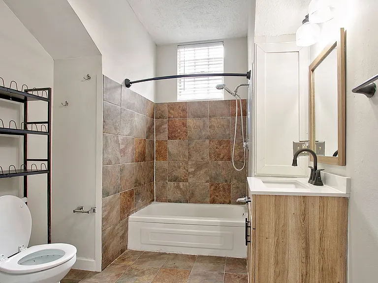 125 W 5th St #3 — Photo 7