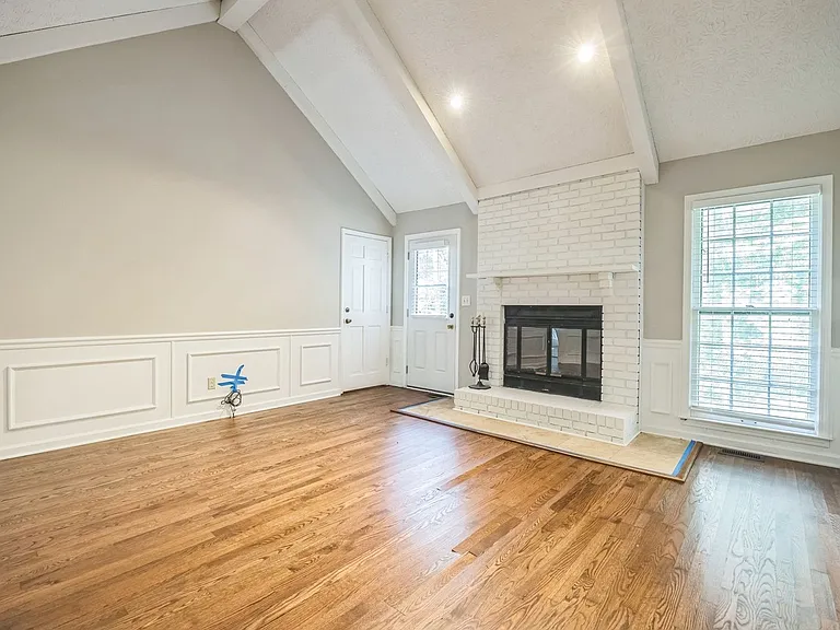 240 Brandenburgh Cir — Photo 2