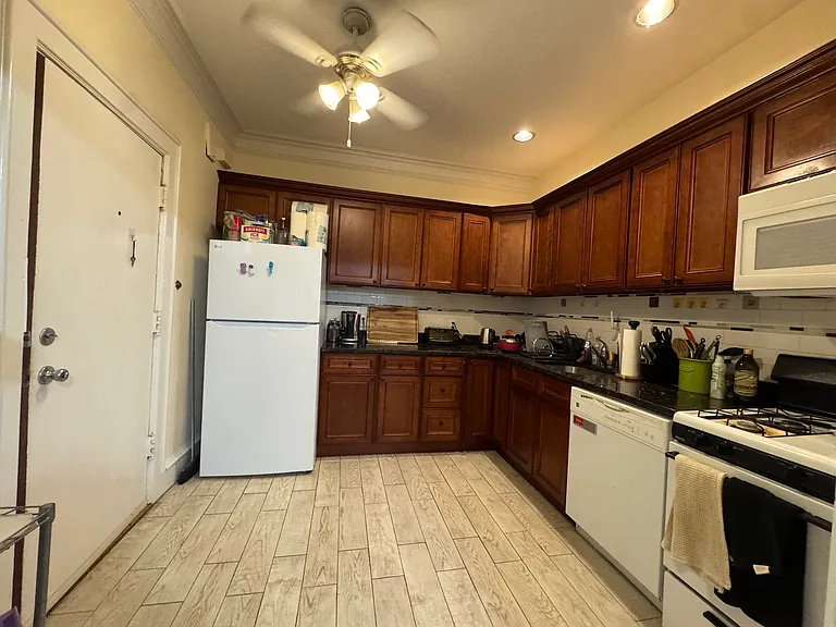21 Park Vale Ave #11T — Photo 33
