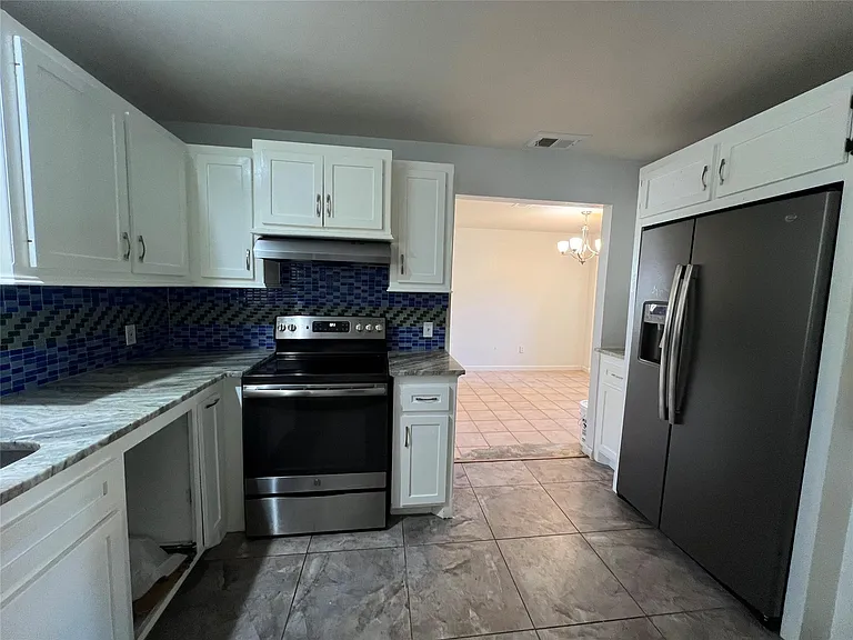 553 Roanoke Dr — Photo 6
