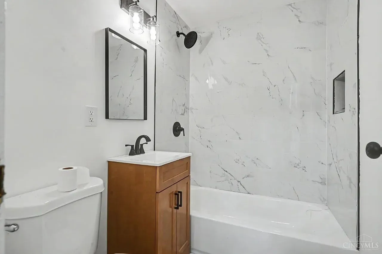 3 bed, 1.0 bath, 918 sqft, $2,100 — Photo 3