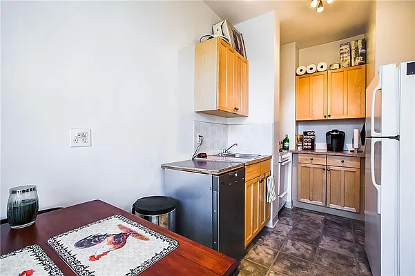 Sold by R New York | media 5