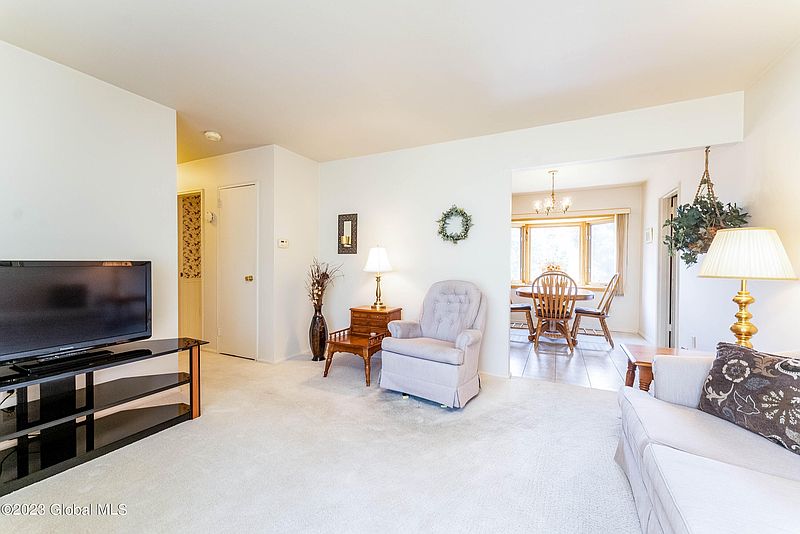 5th image of 25 Wedgewood Drive
