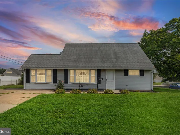 10 New Pond Ln, Levittown, PA 19054