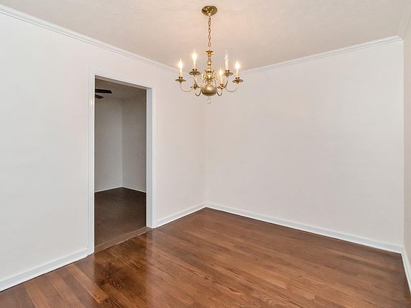 Dining room with dimmable chandelier