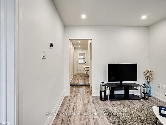 4th image of 24 Vansitmart Ave