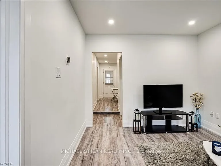 24 Vansitmart Ave — Photo 4