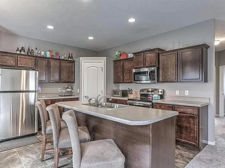 7033 S 183rd Ave — Photo 4