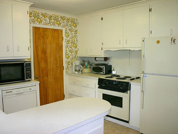 This is another view of the kitchen. Even the refrigerator stays!
