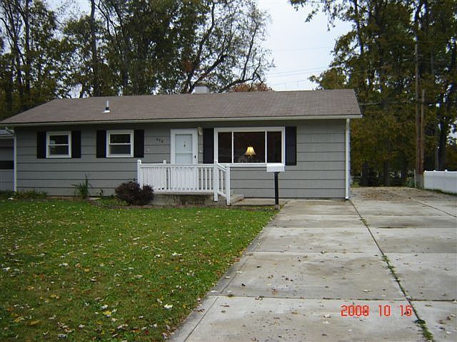 1st image of 490 Deerfield Dr