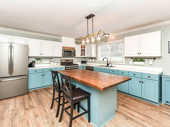 3rd image of 317 Edgewood Pl E
