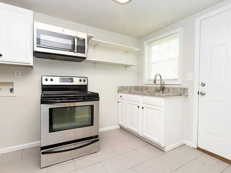 1806 Dixon St — Photo 7