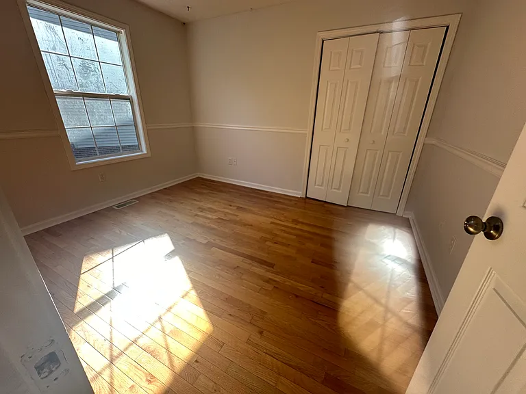 1213 Leslie Ct — Photo 10