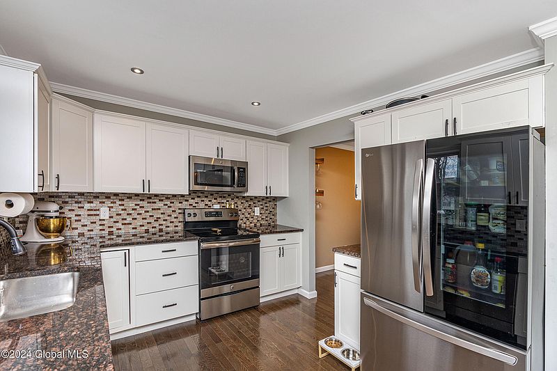 4th image of 4 Redwood Court