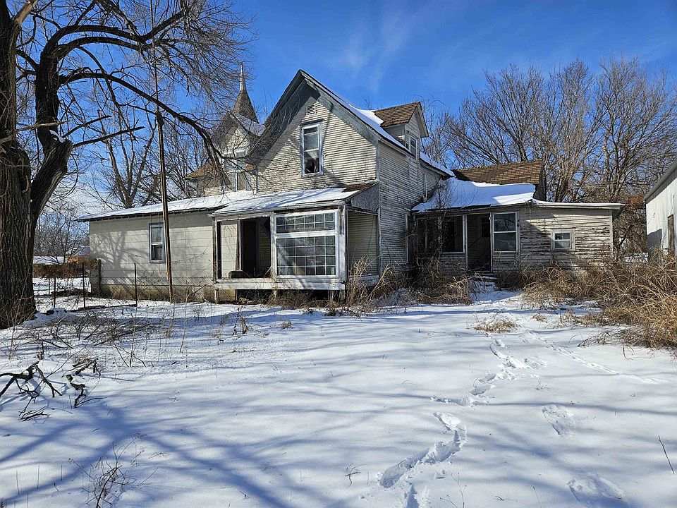 2nd image of 606 Maple Rd