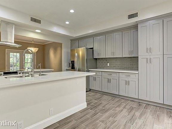 004_Building Photo - 201 Vanderpool Ln