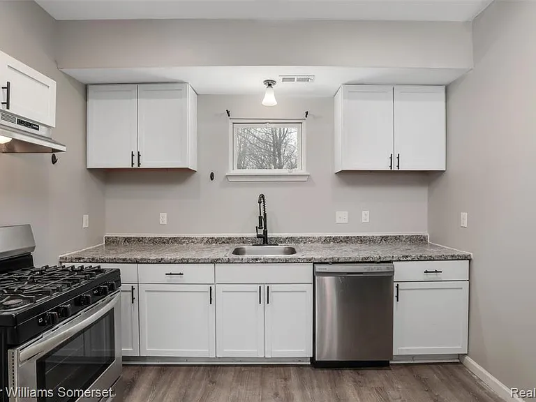 1119 Custer St — Photo 9