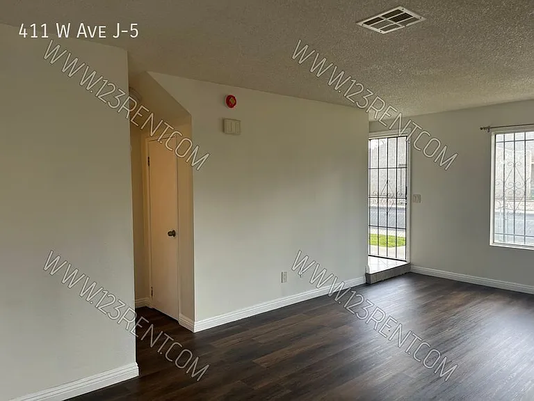 411 W Avenue J #5 — Photo 7