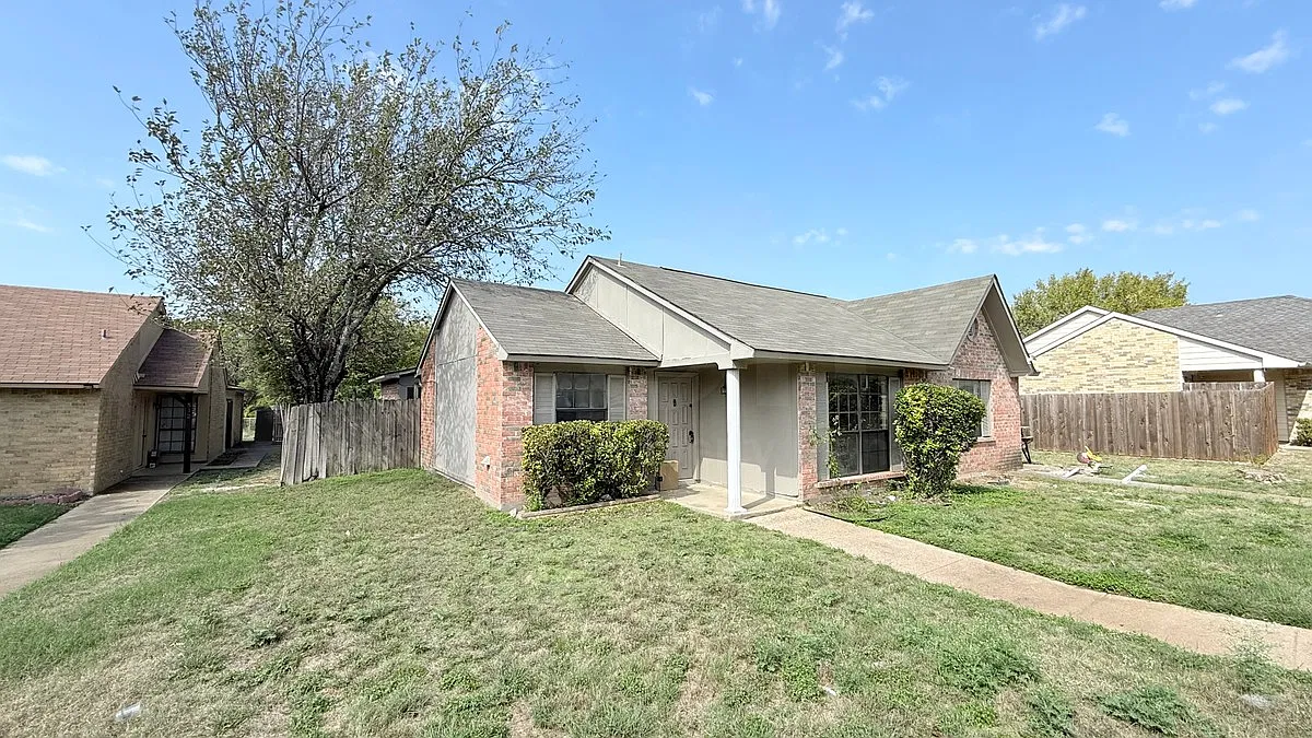 3 bed, 1.0 bath, 1160 sqft, $1,750 — Photo 2