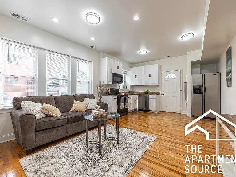 3849 W Ainslie St #1 — Photo 1