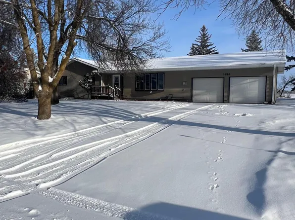 1813 Robin Hood Dr, Thief River Falls, MN 56701