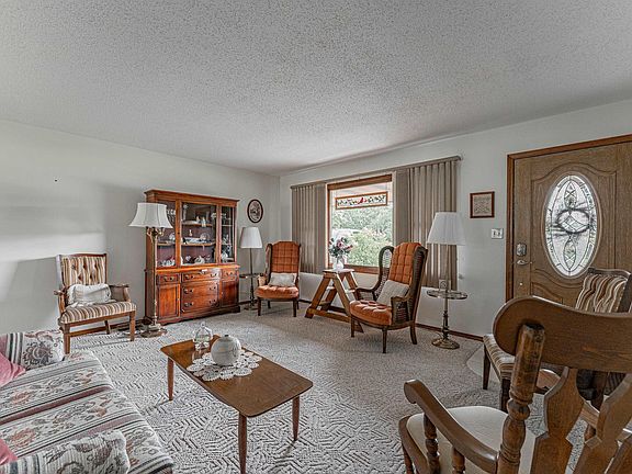 5th image of 102 Heritage Ave