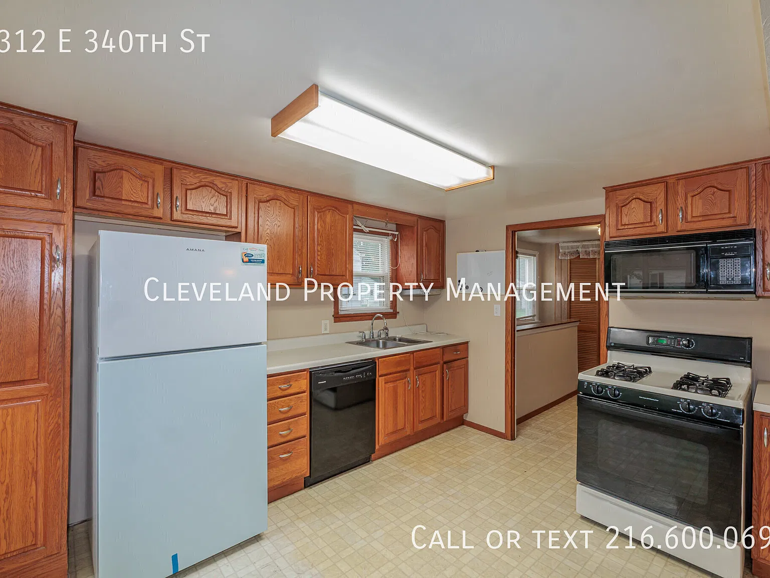 Spacious 4-Bedroom Colonial for Rent in Eastlake, OH! — Photo 2