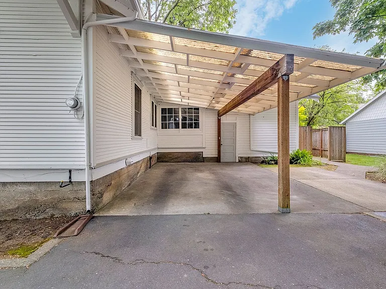 623 E Main St — Photo 33