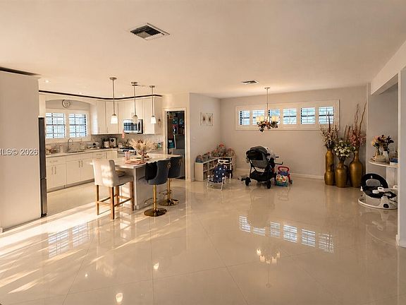 4th image of 565 NE 179th Dr
