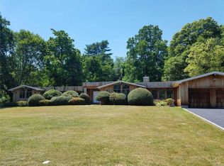 291 Hillcrest Ln, Oyster Bay, NY 11771