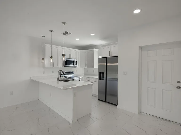 748 Foxtail St E — Photo 4