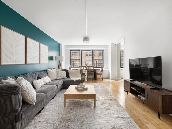 220 E 54th St, New York, NY 10022