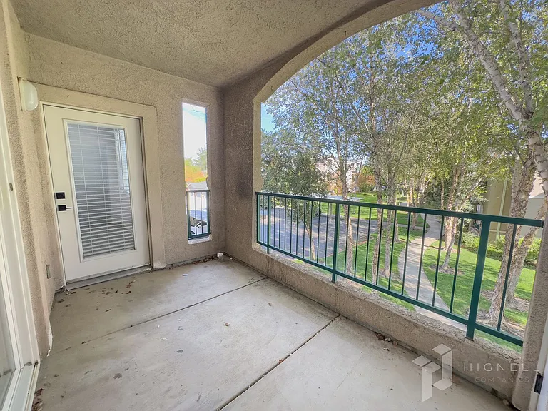 Sterling Oaks Luxury Apartments — Photo 50