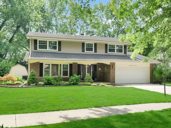 24W645 Woodcrest Dr, Naperville, IL 60540