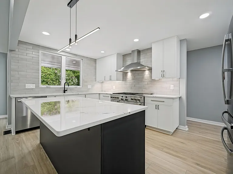 1044 Commodore Dr — Photo 4