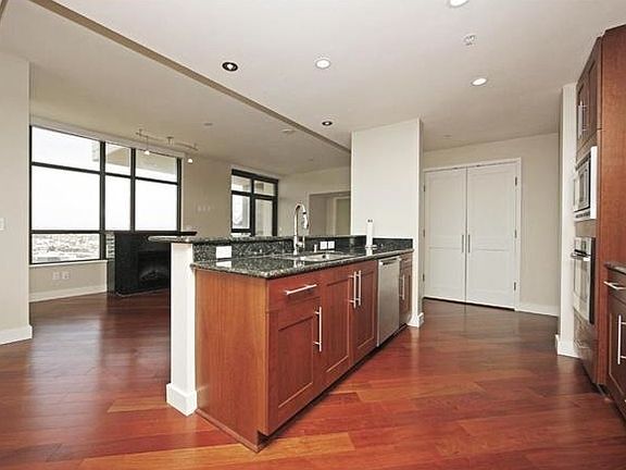 4th image of 700 W East St Unit 3702