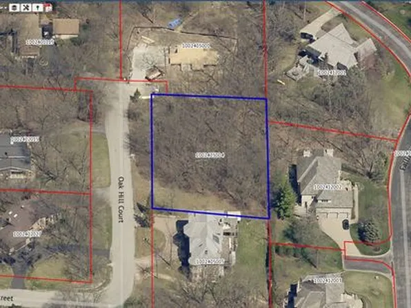 4 Oak Hill Ct, Willowbrook, IL 60527