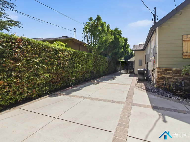 5744 1/2 Allott Ave — Photo 16