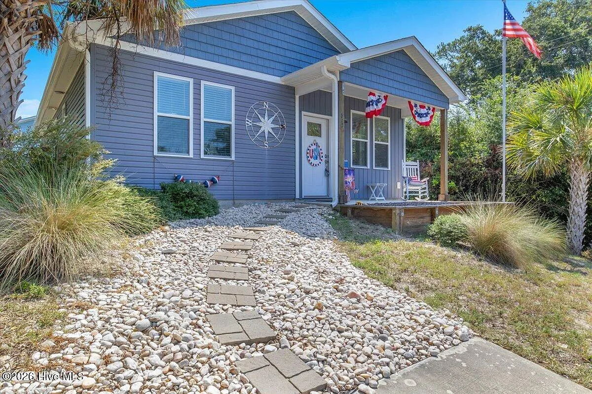 3 bed, 2.0 bath, 1200 sqft, $2,600 — Photo 2