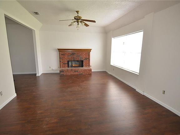 3rd image of 1222 Woodcrest Dr