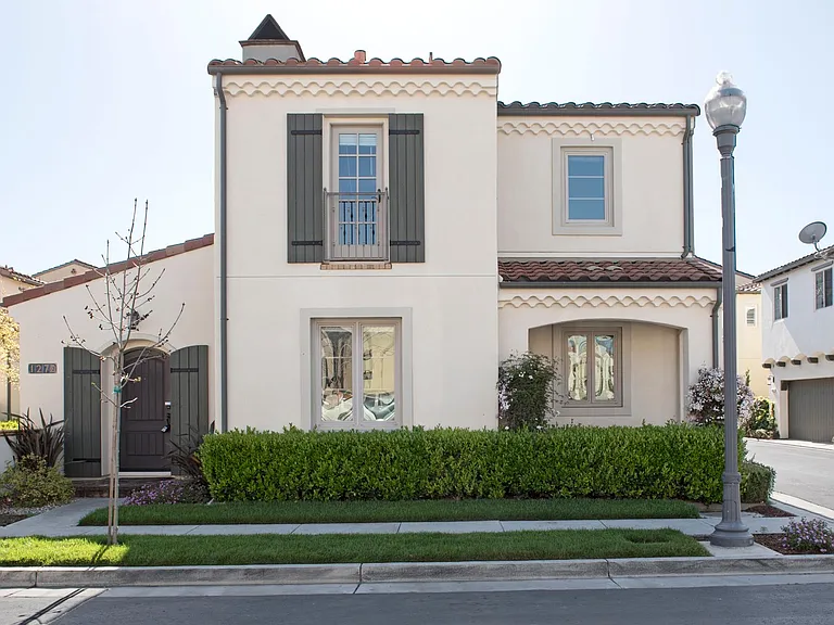 1270 Dahlia Loop — Photo 2