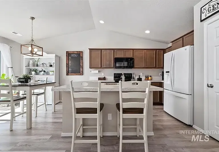 875 SW Crested St — Photo 16